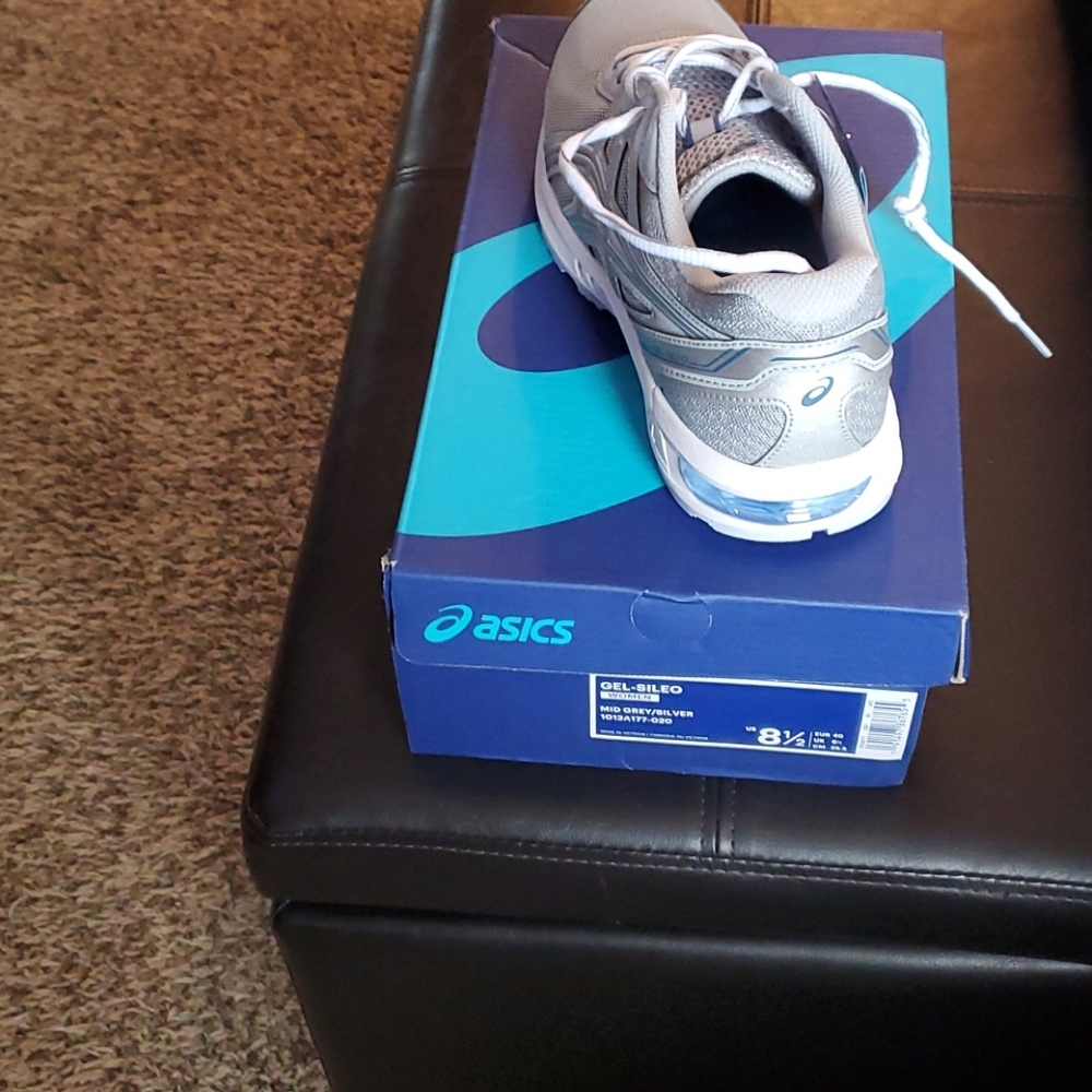 Women's  tennis shoes